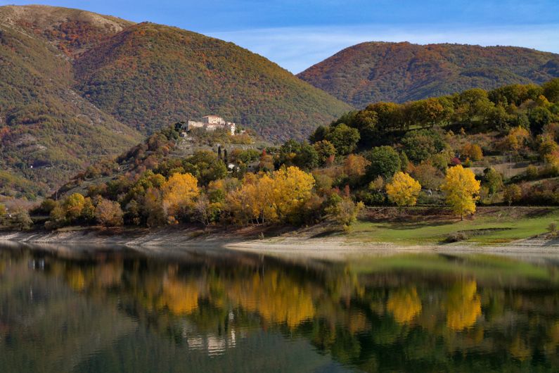Foliage sul Lago del Turano | Lazio Nascosto Foliage sul Lago del Turano | Lazio Nascosto
